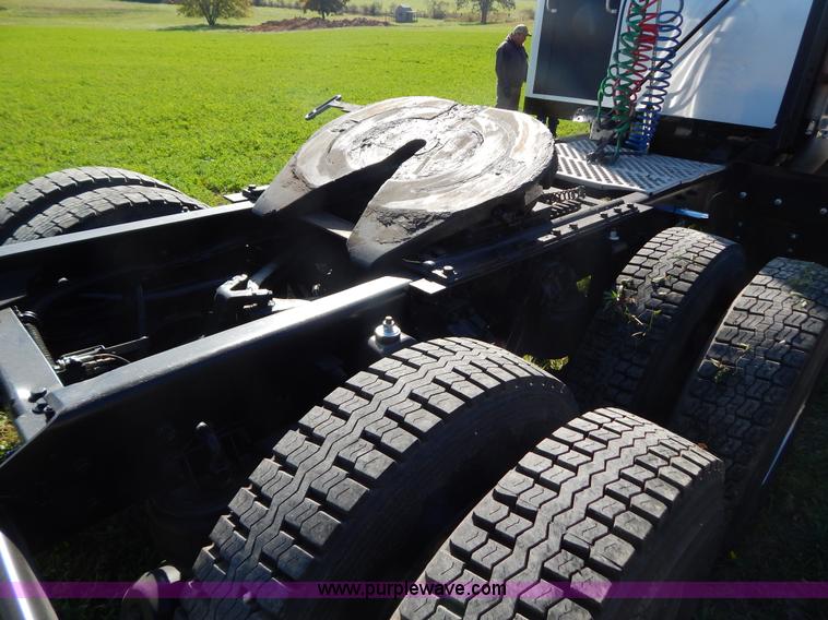 image for item B5973 1999 Kenworth T800 semi truck