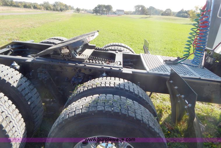 image for item B5973 1999 Kenworth T800 semi truck