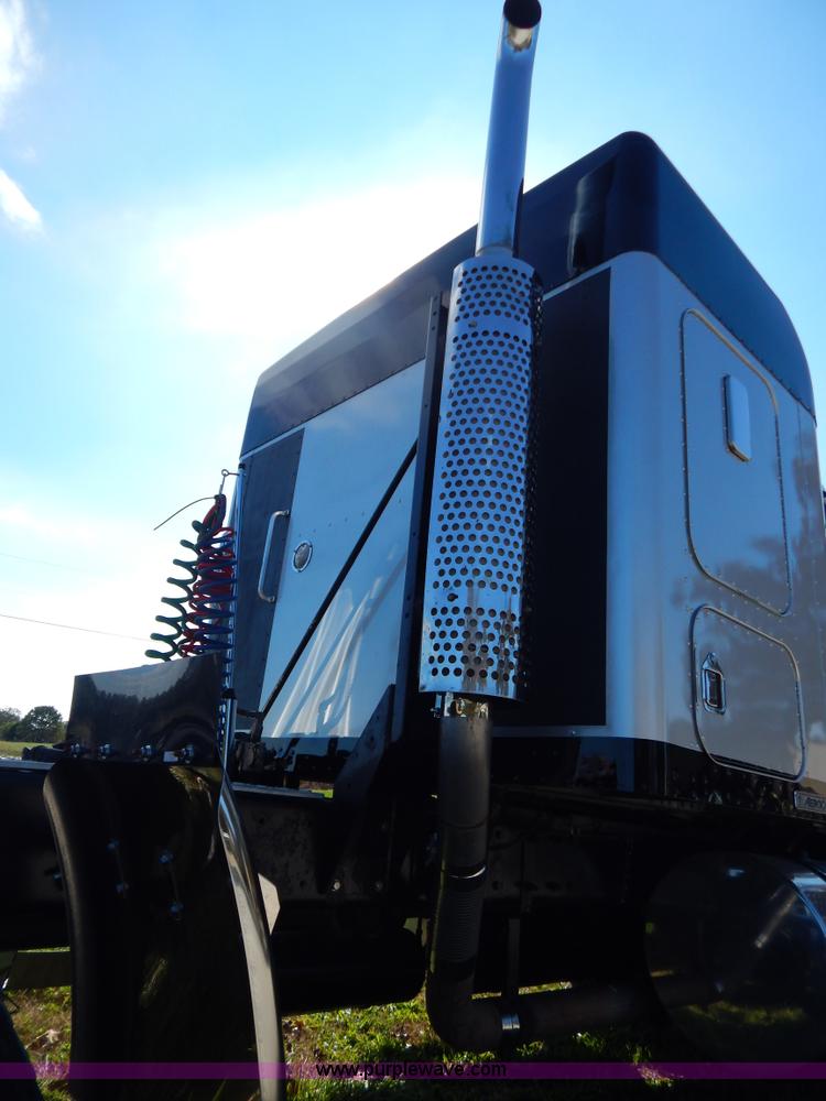 image for item B5973 1999 Kenworth T800 semi truck