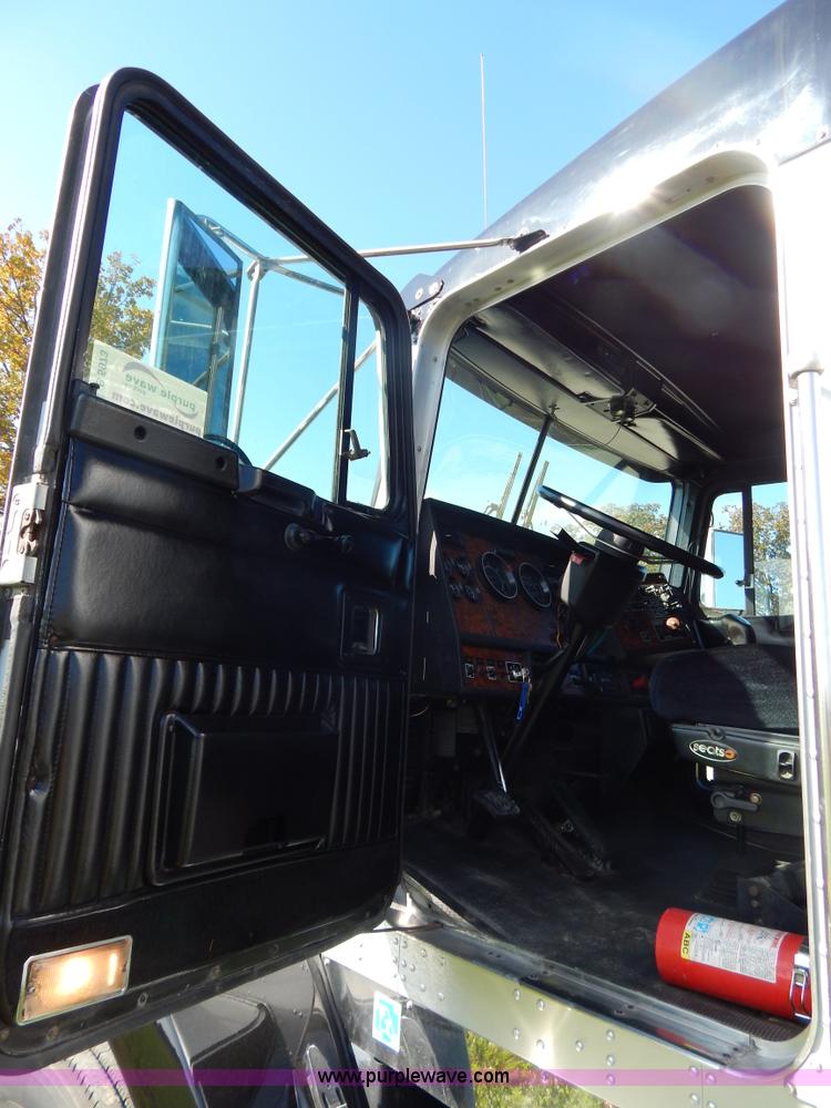 image for item B5973 1999 Kenworth T800 semi truck