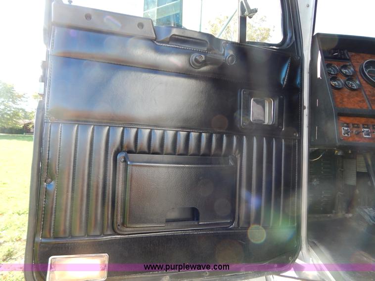 image for item B5973 1999 Kenworth T800 semi truck