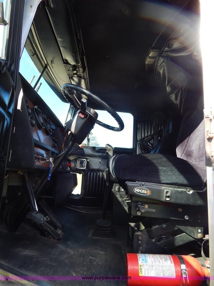 image for item B5973 1999 Kenworth T800 semi truck