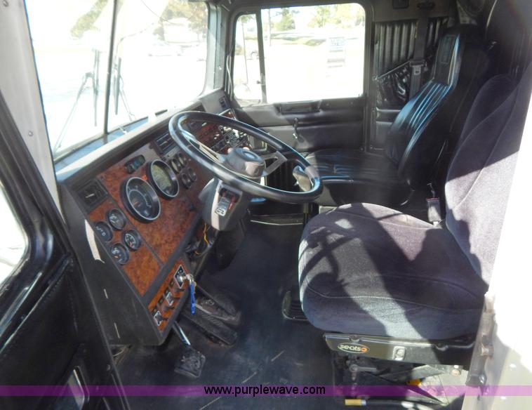 image for item B5973 1999 Kenworth T800 semi truck