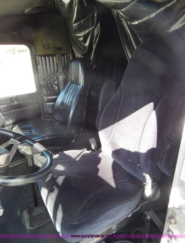 image for item B5973 1999 Kenworth T800 semi truck