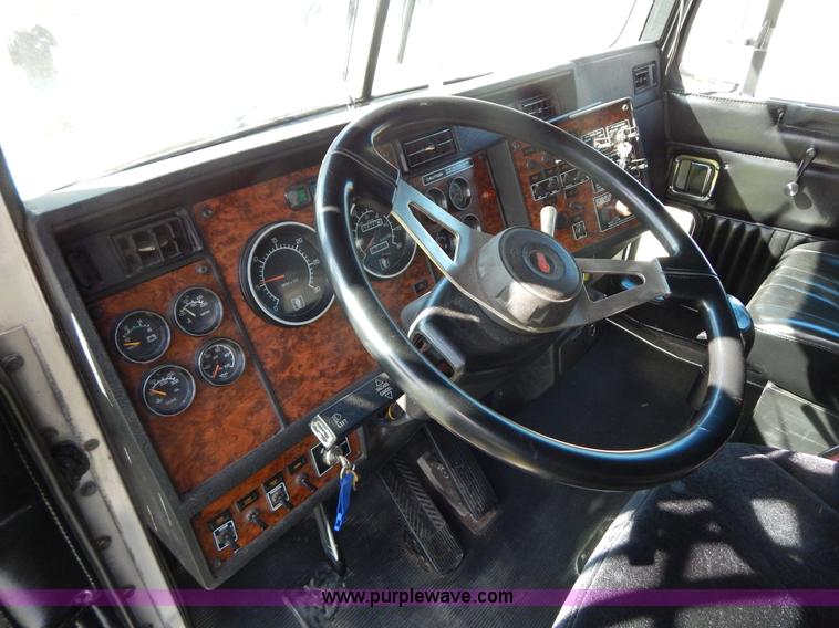 image for item B5973 1999 Kenworth T800 semi truck
