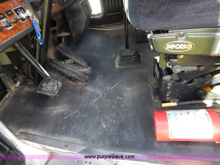 image for item B5973 1999 Kenworth T800 semi truck