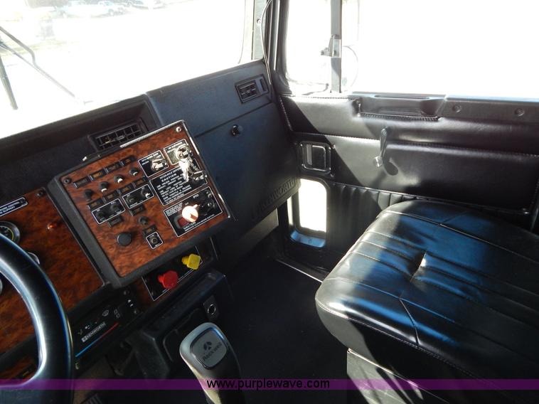 image for item B5973 1999 Kenworth T800 semi truck