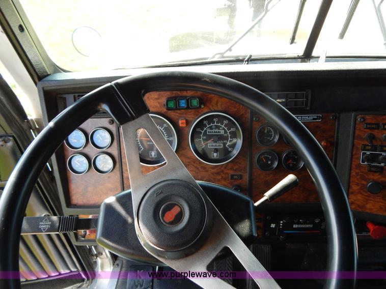 image for item B5973 1999 Kenworth T800 semi truck