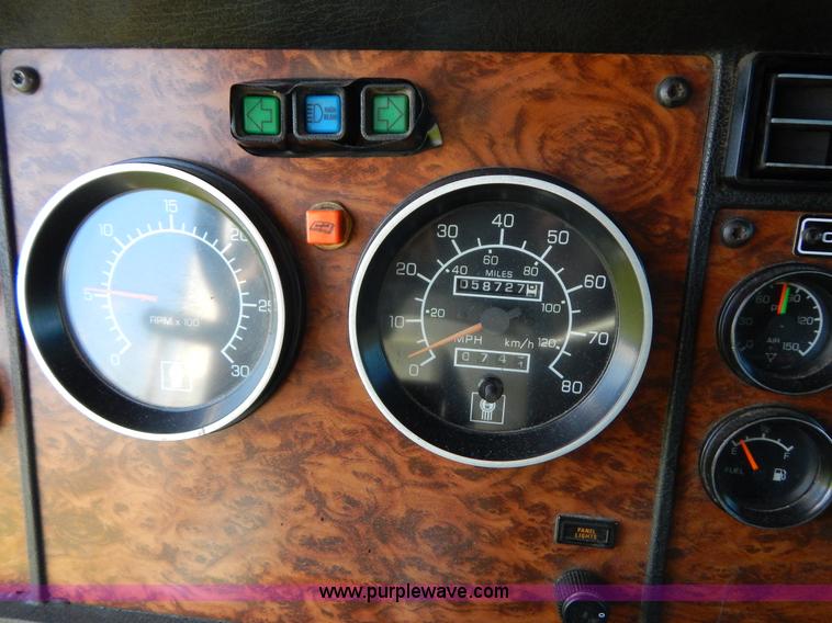 image for item B5973 1999 Kenworth T800 semi truck