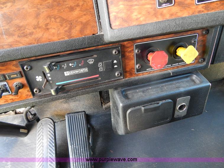 image for item B5973 1999 Kenworth T800 semi truck