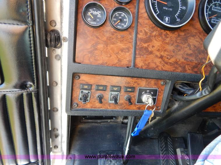image for item B5973 1999 Kenworth T800 semi truck