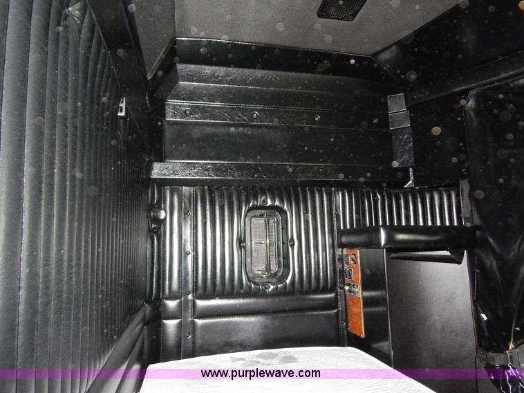 image for item B5973 1999 Kenworth T800 semi truck