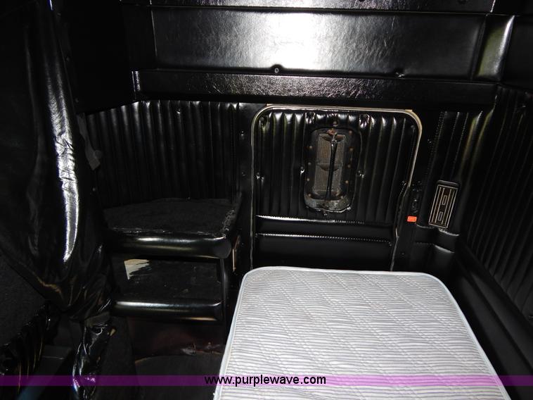 image for item B5973 1999 Kenworth T800 semi truck