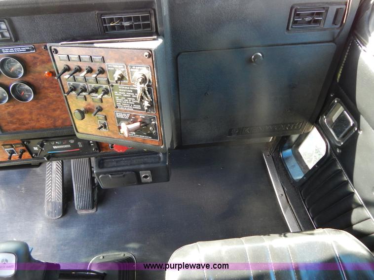 image for item B5973 1999 Kenworth T800 semi truck