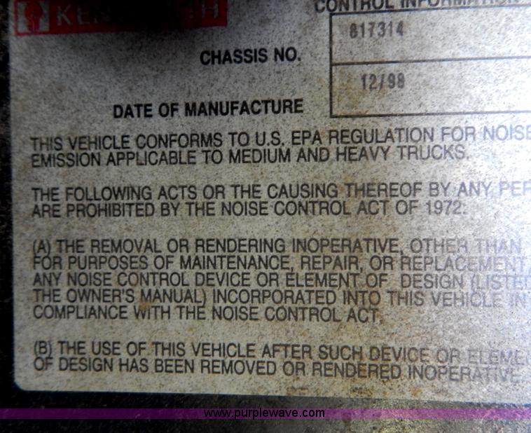 image for item B5973 1999 Kenworth T800 semi truck