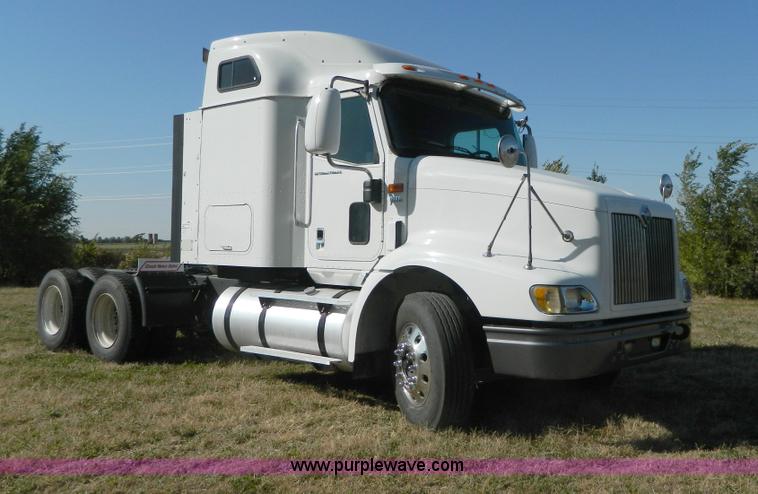 image for item D6065 2003 International 9200i semi truck