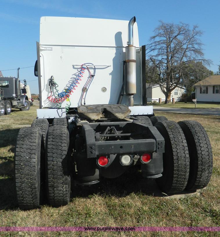 image for item D6065 2003 International 9200i semi truck