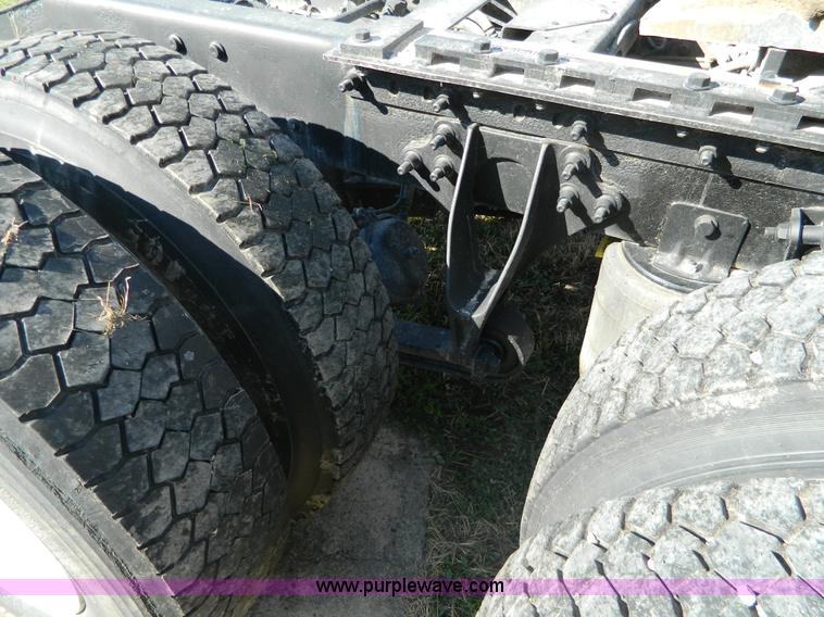 image for item D6065 2003 International 9200i semi truck