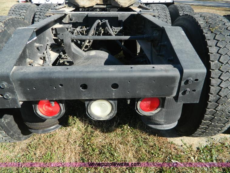 image for item D6065 2003 International 9200i semi truck