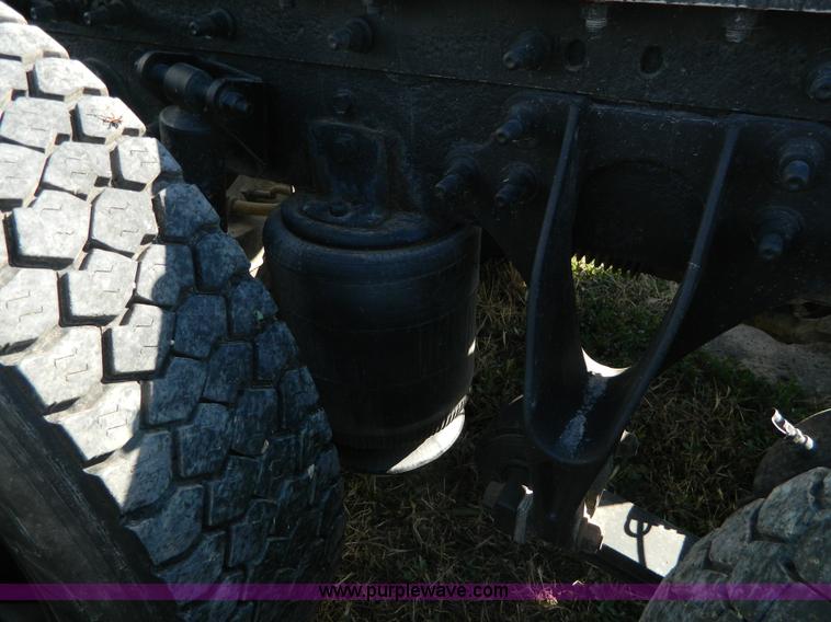 image for item D6065 2003 International 9200i semi truck