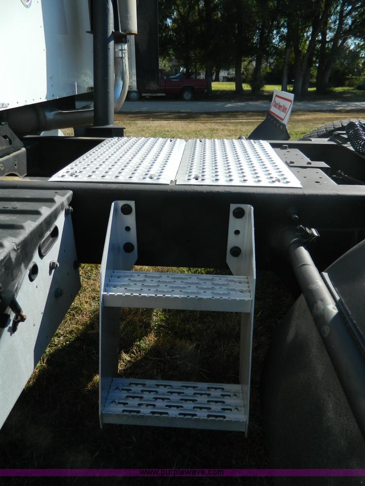 image for item D6065 2003 International 9200i semi truck