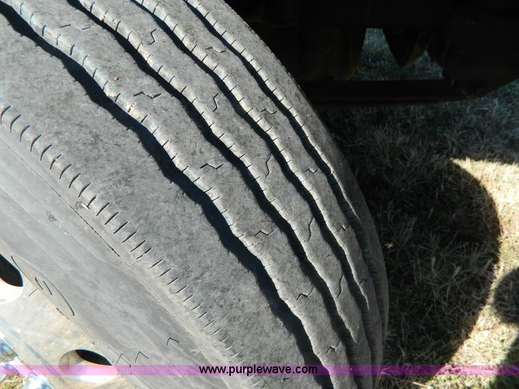 image for item D6065 2003 International 9200i semi truck