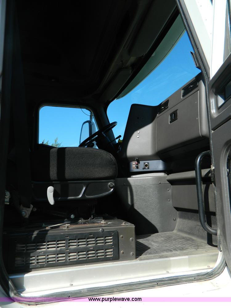 image for item D6065 2003 International 9200i semi truck