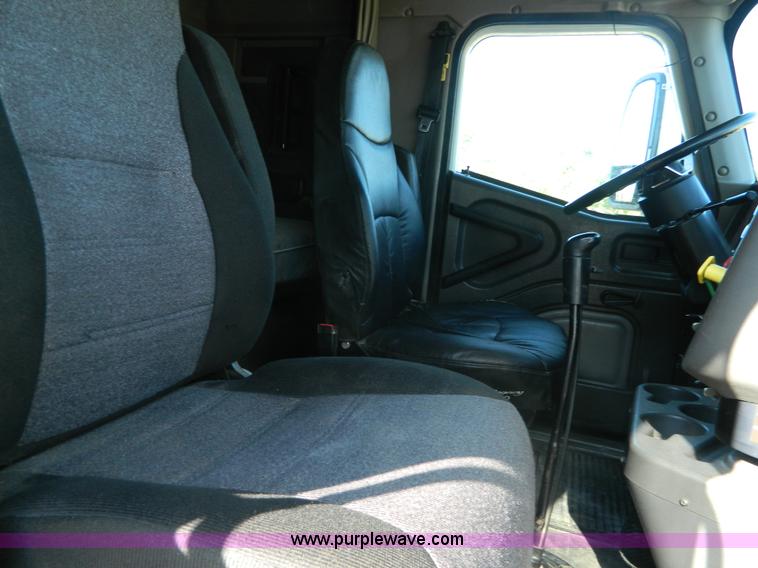 image for item D6065 2003 International 9200i semi truck