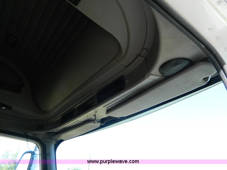 image for item D6065 2003 International 9200i semi truck