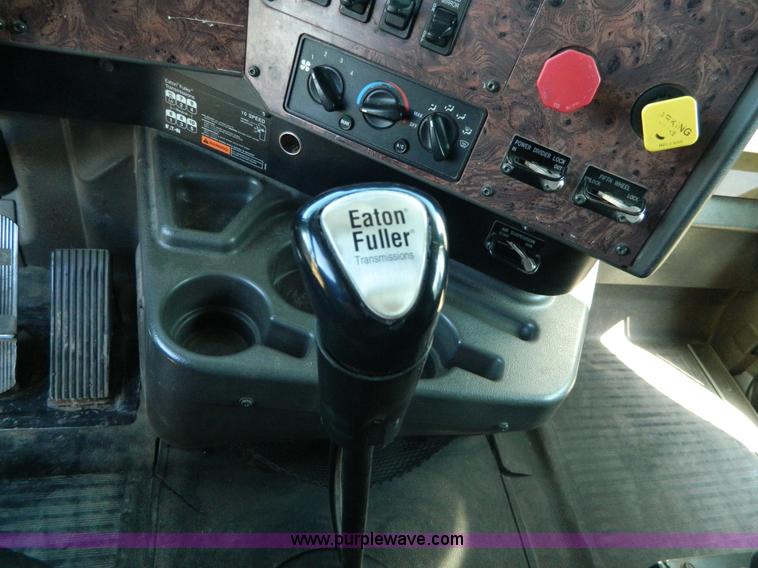 image for item D6065 2003 International 9200i semi truck