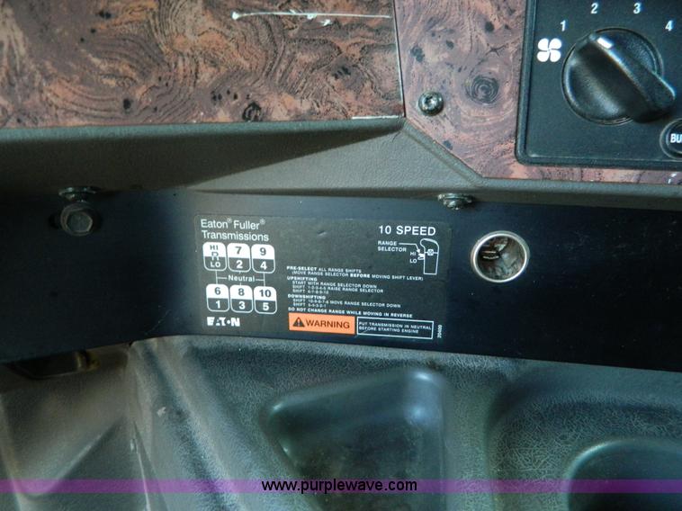 image for item D6065 2003 International 9200i semi truck