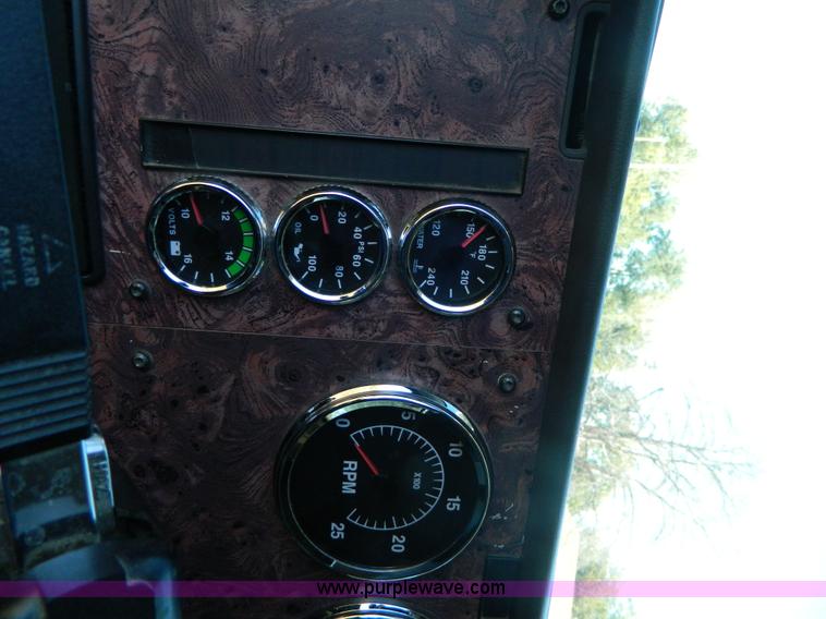 image for item D6065 2003 International 9200i semi truck