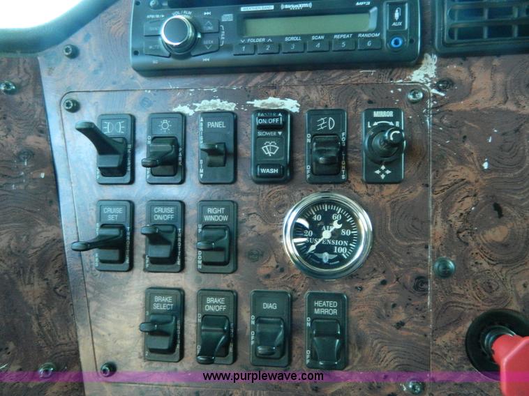 image for item D6065 2003 International 9200i semi truck