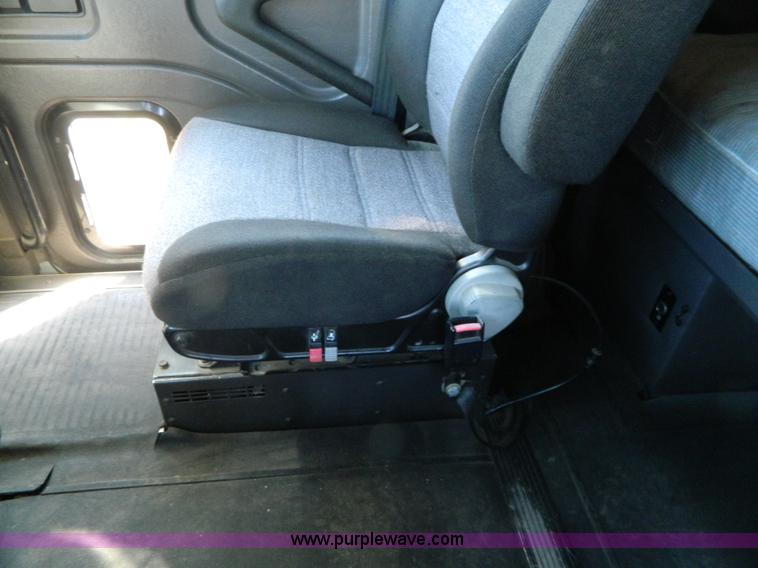 image for item D6065 2003 International 9200i semi truck