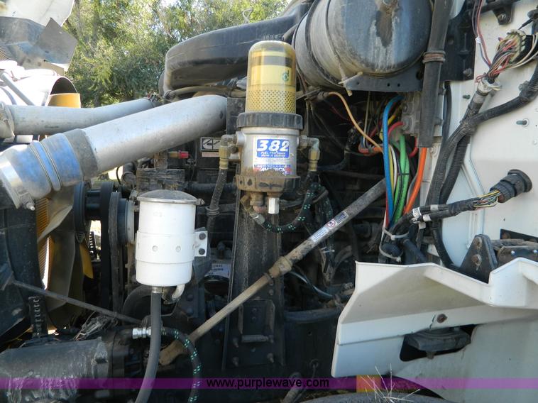 image for item D6065 2003 International 9200i semi truck