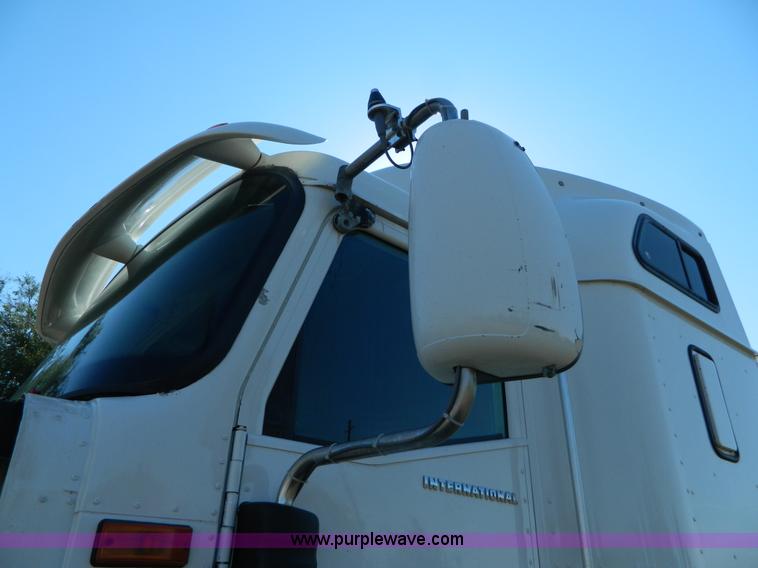 image for item D6065 2003 International 9200i semi truck
