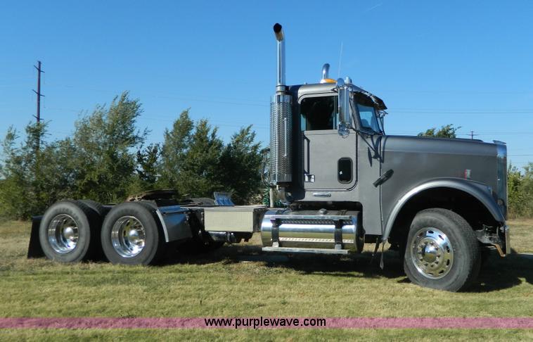 image for item D6066 2005 Freightliner FLD120SD semi truck