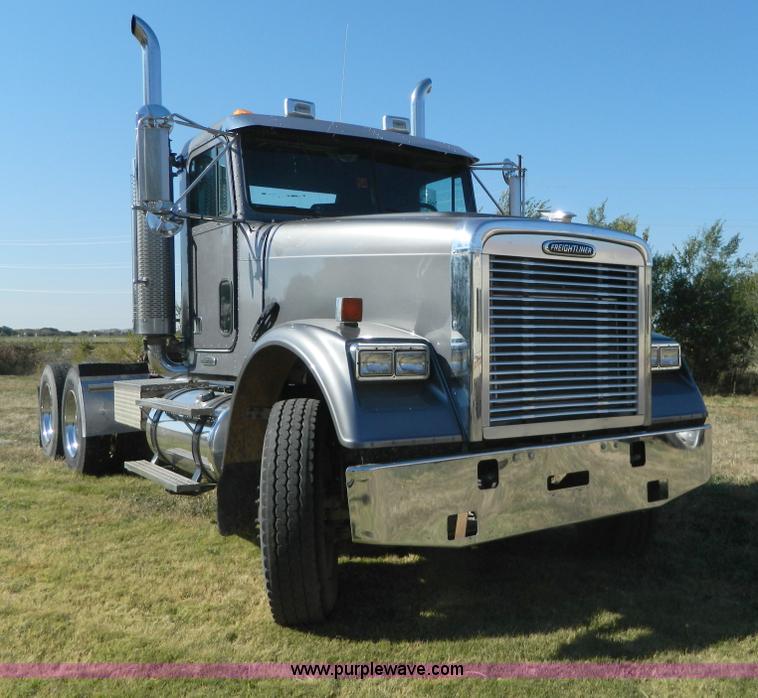 image for item D6066 2005 Freightliner FLD120SD semi truck