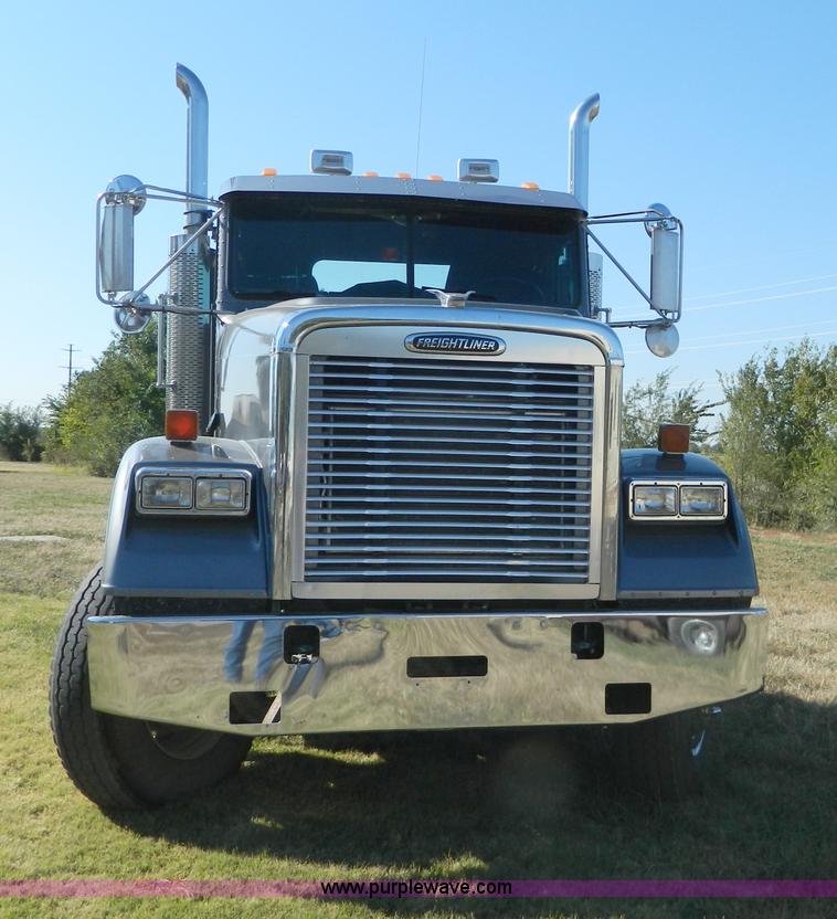 image for item D6066 2005 Freightliner FLD120SD semi truck