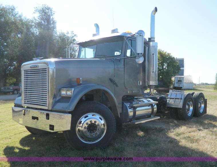 image for item D6066 2005 Freightliner FLD120SD semi truck