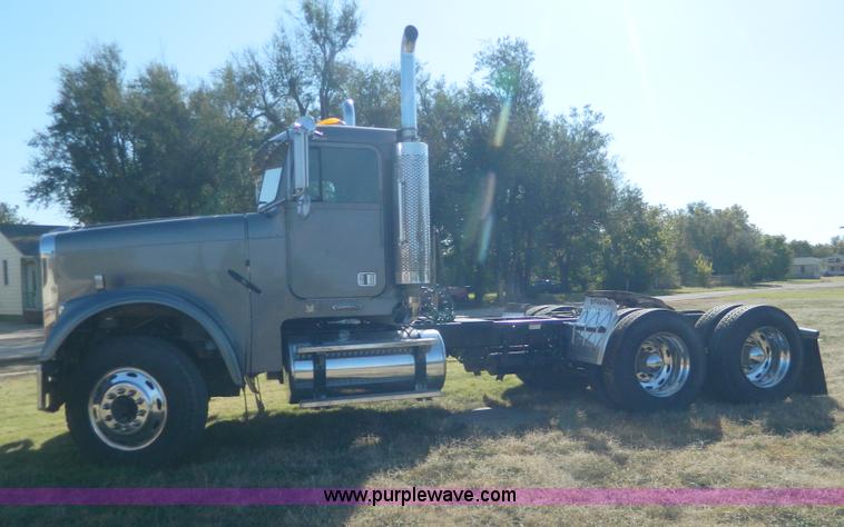 image for item D6066 2005 Freightliner FLD120SD semi truck