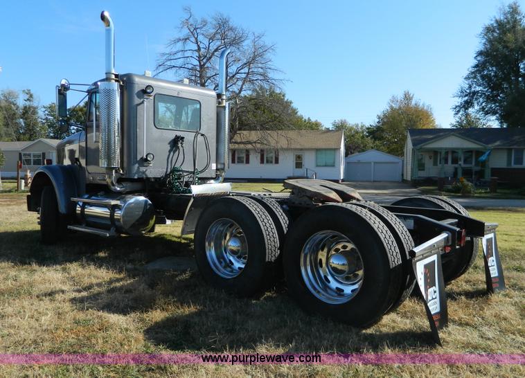 image for item D6066 2005 Freightliner FLD120SD semi truck