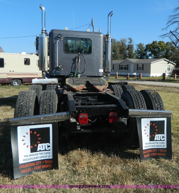 image for item D6066 2005 Freightliner FLD120SD semi truck