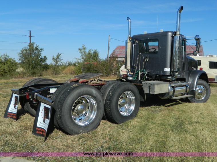 image for item D6066 2005 Freightliner FLD120SD semi truck