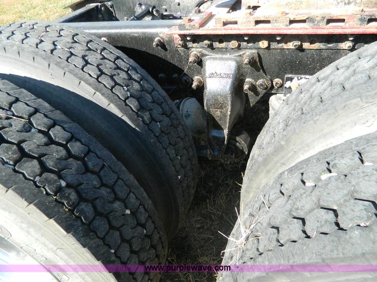 image for item D6066 2005 Freightliner FLD120SD semi truck