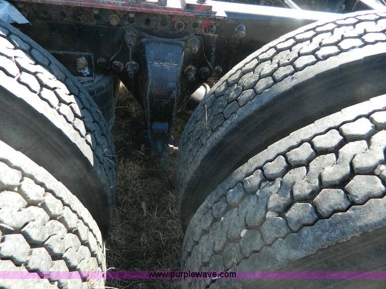 image for item D6066 2005 Freightliner FLD120SD semi truck