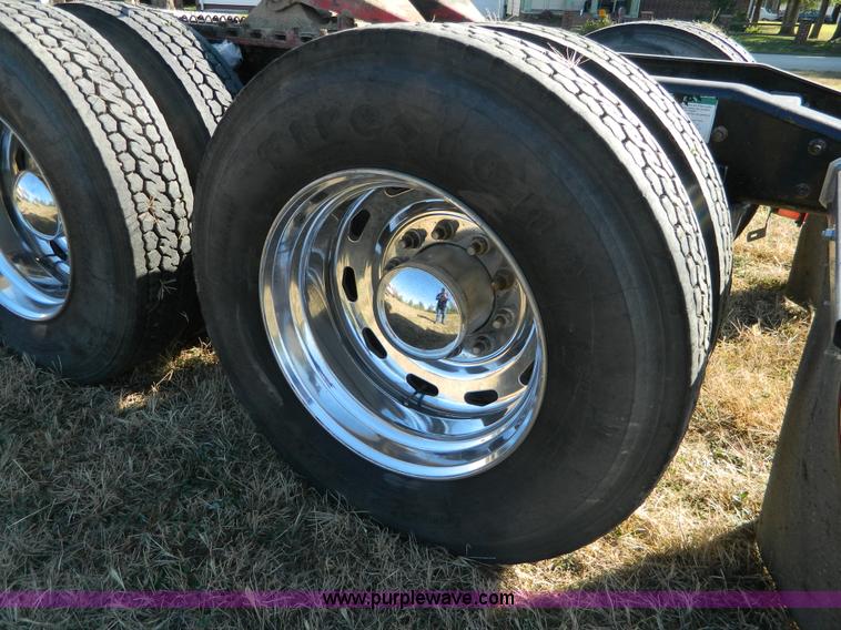 image for item D6066 2005 Freightliner FLD120SD semi truck