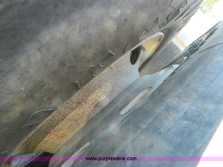 image for item D6066 2005 Freightliner FLD120SD semi truck