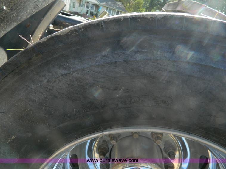 image for item D6066 2005 Freightliner FLD120SD semi truck