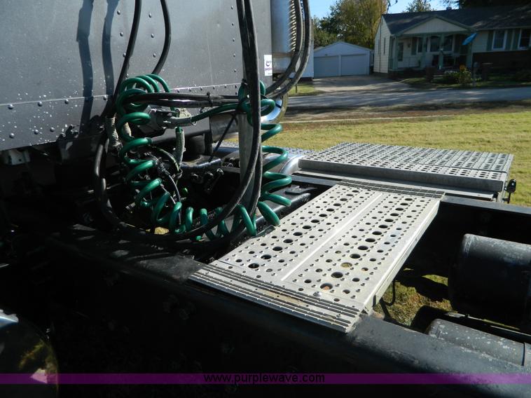 image for item D6066 2005 Freightliner FLD120SD semi truck